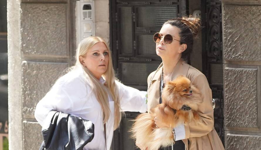 Pišek snimljena ispred zgrade u Beogradu u kojoj je živjela sa pokojnim suprugom Vidojem