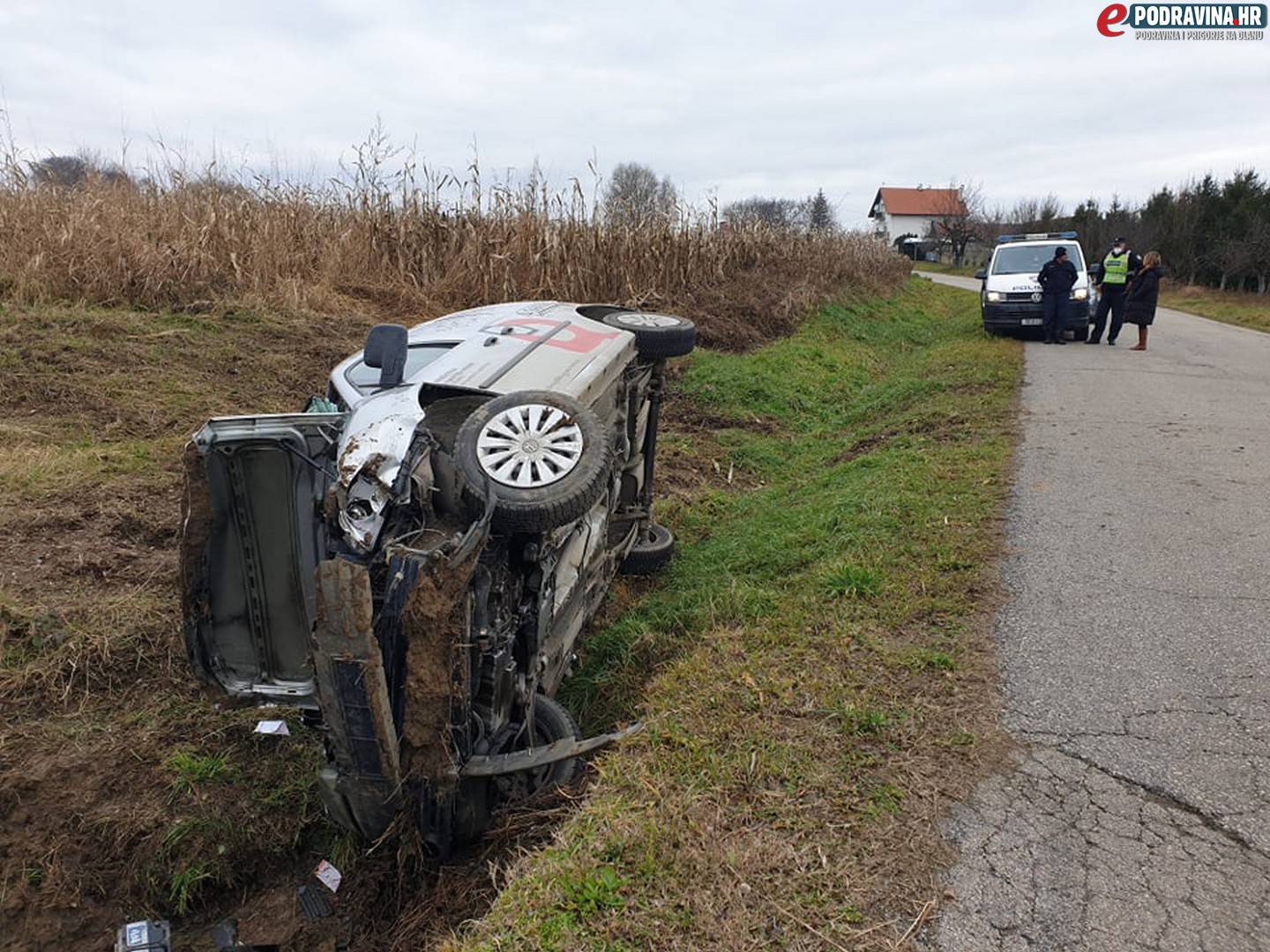 Izletio s ceste kraj Koprivnice, vatrogasci ga izvlačili iz auta