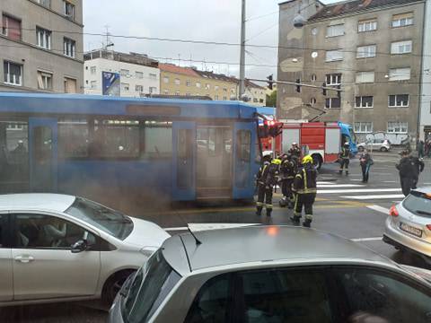 Gorio tramvaj u Zagrebu: 'Nije se moglo disati, trčali smo van'