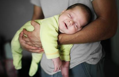 Pet razloga zašto se vaša beba probudi  - kad god je spustite!