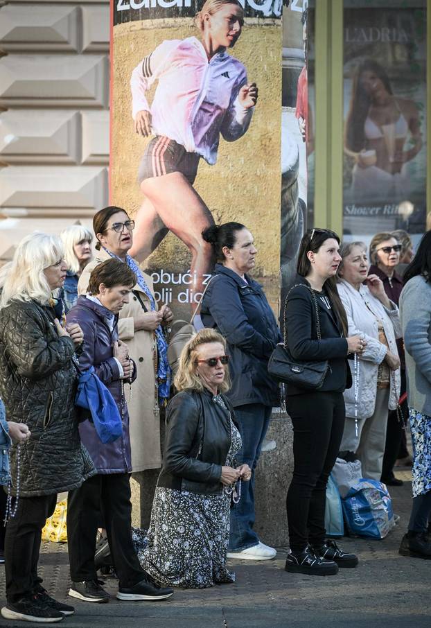 Zagreb: Molitelji na Trgu bana Josipa Jelačića u Zagrebu