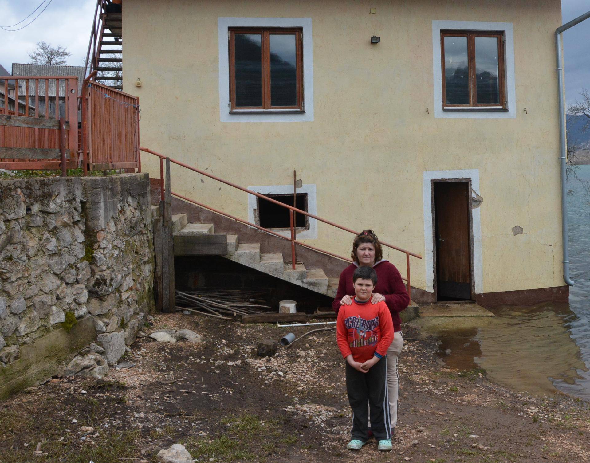 'Tužan sam, spasio sam medu i zeku, ali naša kuća je uništena'