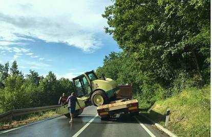 Valjak pao s prikolice, cesta je bila blokirana oko sat vremena