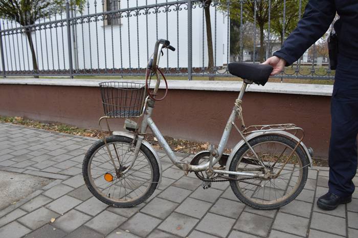 Nije propustio biciklisticu već je udario autom i teže ozlijedio