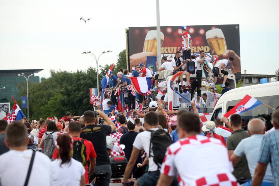 Okupljeni graÄani na Mostu slobode pozdravljaju Vatrene