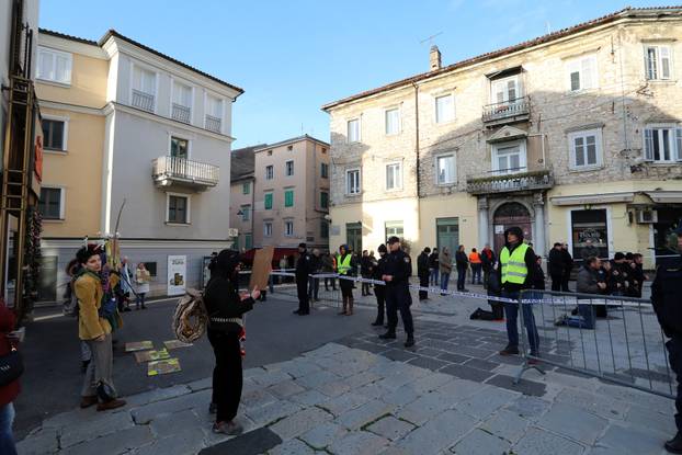 Rijeka: Molitelji i prosvjednici pred katedralom Svetog Vida.