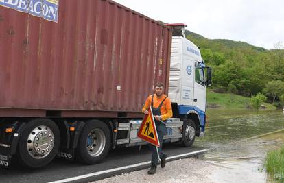 Zbog poplave i odrona, promet kroz Obrovac potpuno prekinut: 'Čišćenje će potrajati satima'