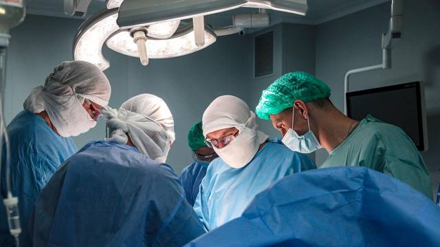 Ukraine: Knee joint replacement surgery in Kyiv 