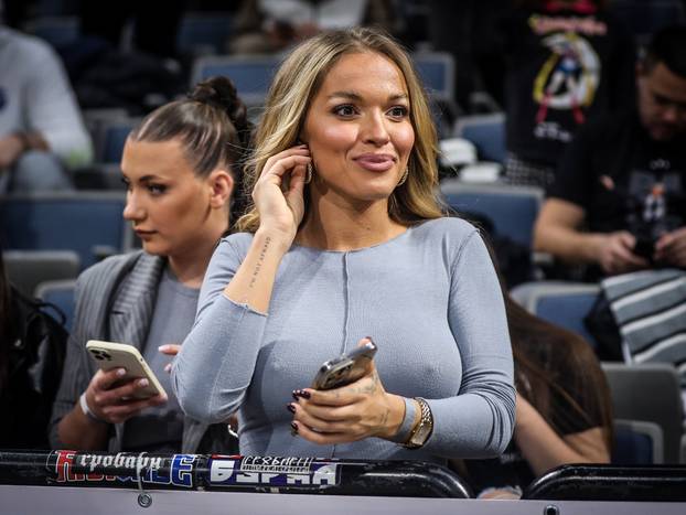 Beograd: Pjevačica Teodora Džehverović pozirala na utakmici Partizana i Crvene Zvezde