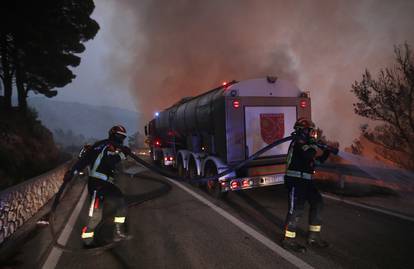 FOTO  Vatrogasci u paklu požara diljem Dalmacije: Herojski gasili cijelu noć, dolazili i iz Zagreba