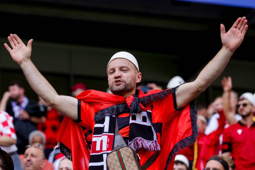 Hamburg: Navijači uoči početka utakmice Hrvatske i Albanije u 2. kolu skupine B na Europskom prvenstvu