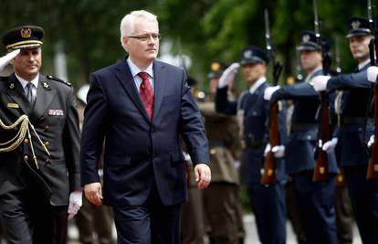 Josipović posjetio MORH i odlikovao čak  16 časnica