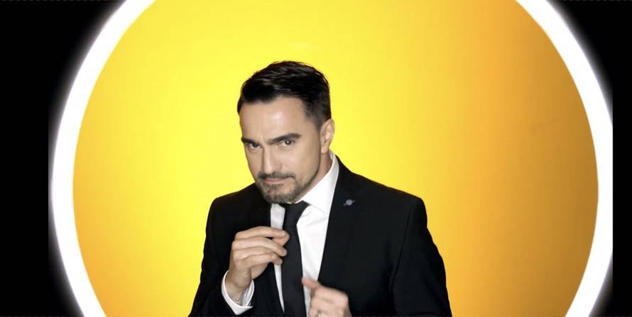 Jole za godišnjicu braka snimio spot sa suprugom Anom doma