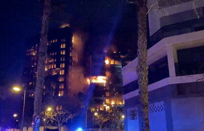 Ogroman požar guta zgradu u Valenciji: Vatrogasci su uspjeli iz buktinje spasiti oca i kćer...