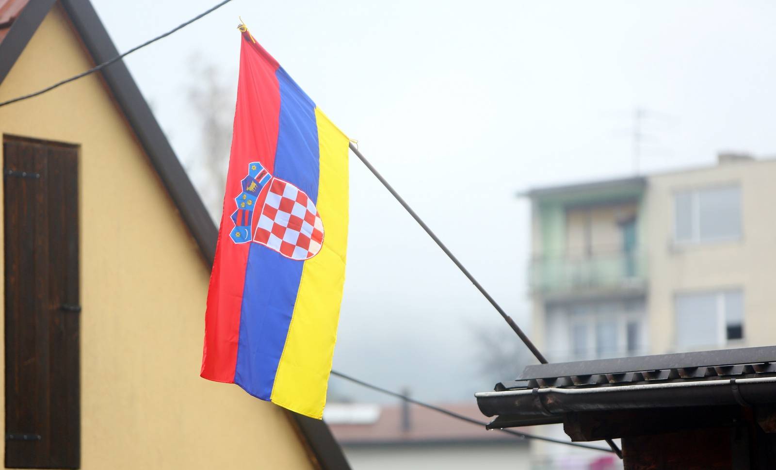 Duga Resa: U dvorištu kuće postavljena zastava s hrvatskim grbom i neobičnim bojama