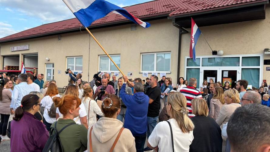 Zazvonilo je i prvo ovogodišnje školsko zvono: Roditelji učenika u D. Dragonošcu prosvjeduju