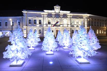 FOTO Božićna čarolija u centru Koprivnice: Pogledajte kako je grad zasjao u novom ruhu...