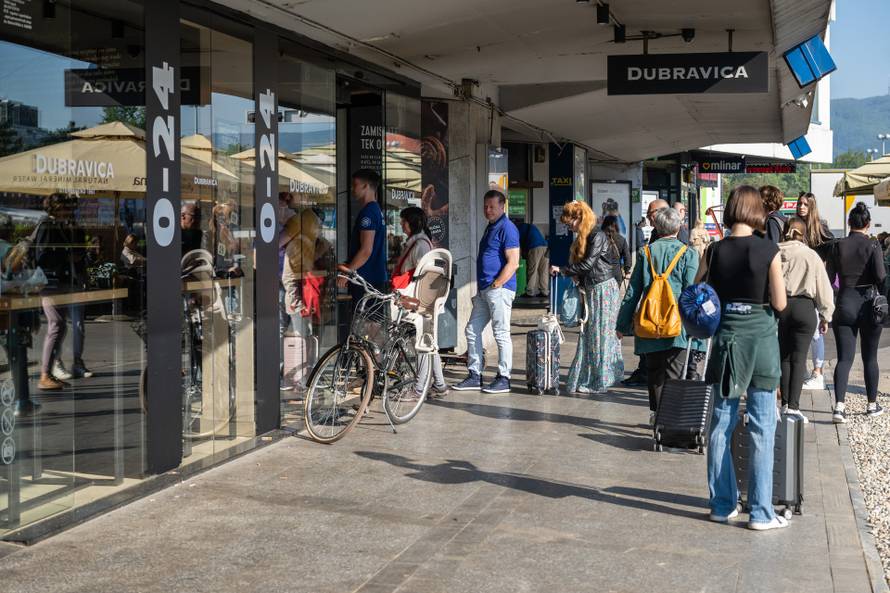 Zagreb: Gužva ispred pekare  zbog zatvorenih dućana 