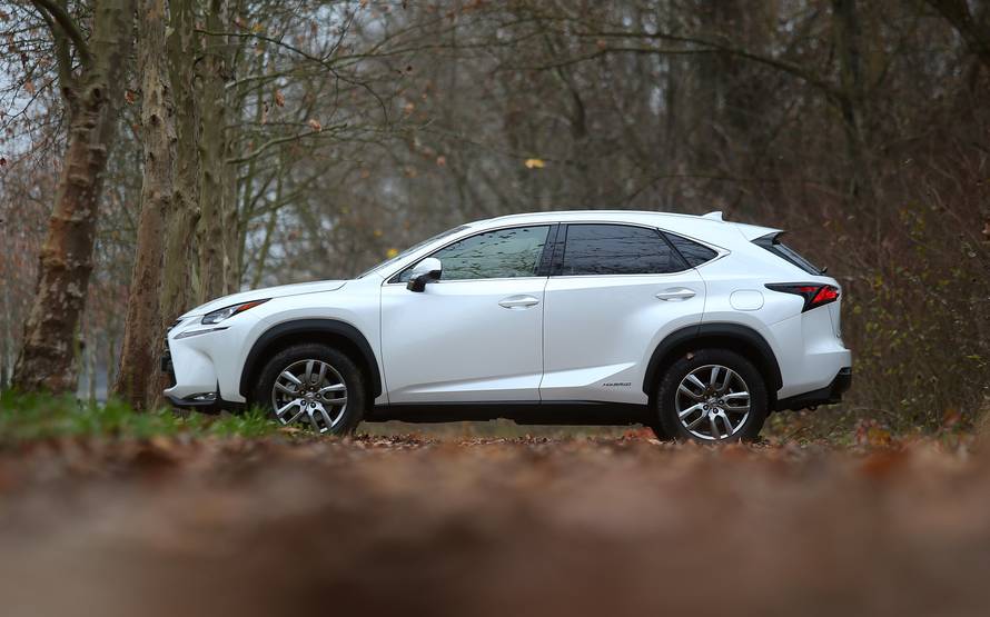 Auto s čak tri motora: Hibridni  Lexus jednostavno je oduševio