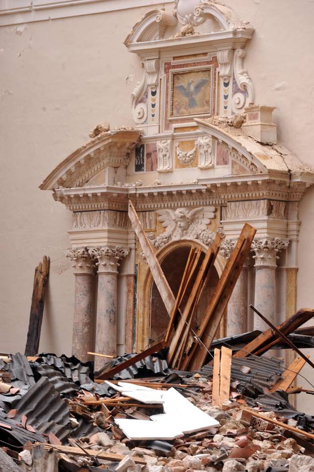 L'Aquila: Papa Joseph Ratzinger posjetio potresom te&scaron;ko stradalu pokrajinu u Italiji