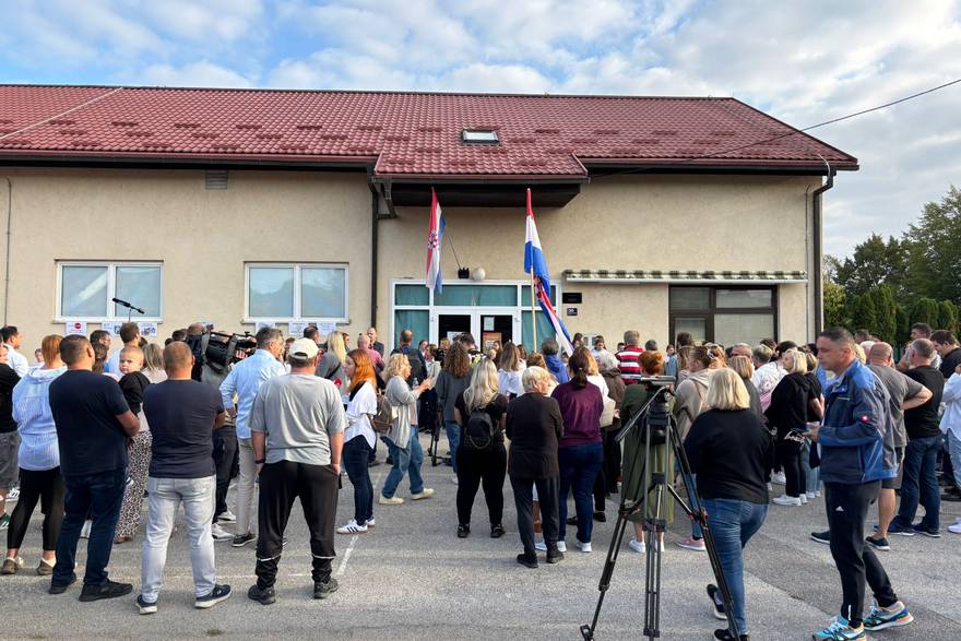 Roditelji učenika u D. Dragonošcu prosvjeduju