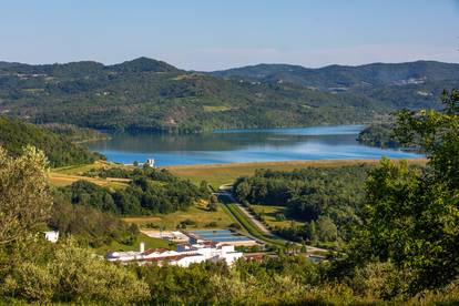 Pogled na umjetno jezero u srcu Istre: Izletnici ga rado obilaze