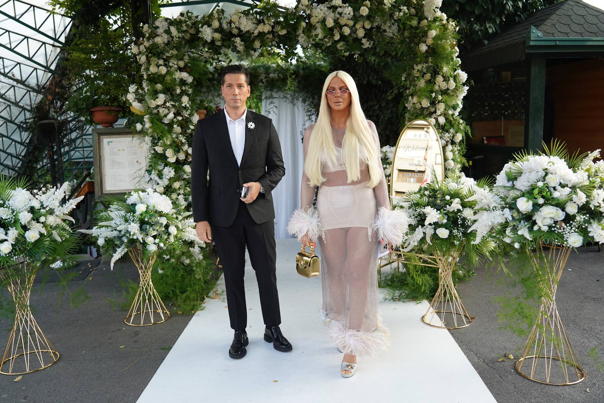 Beograd: Jelena Karleuša u prozirnoj haljini stigla na vjenčanje Milice i Vase Jeremić