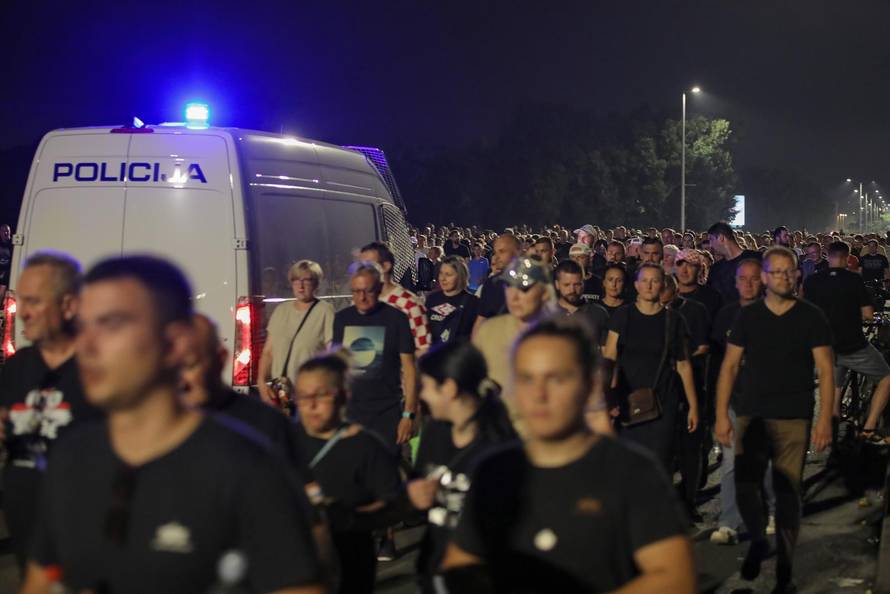 Zagreb: Završio je koncert Marka Perkovića Thompsona, kolone ljudi idu s hipodroma