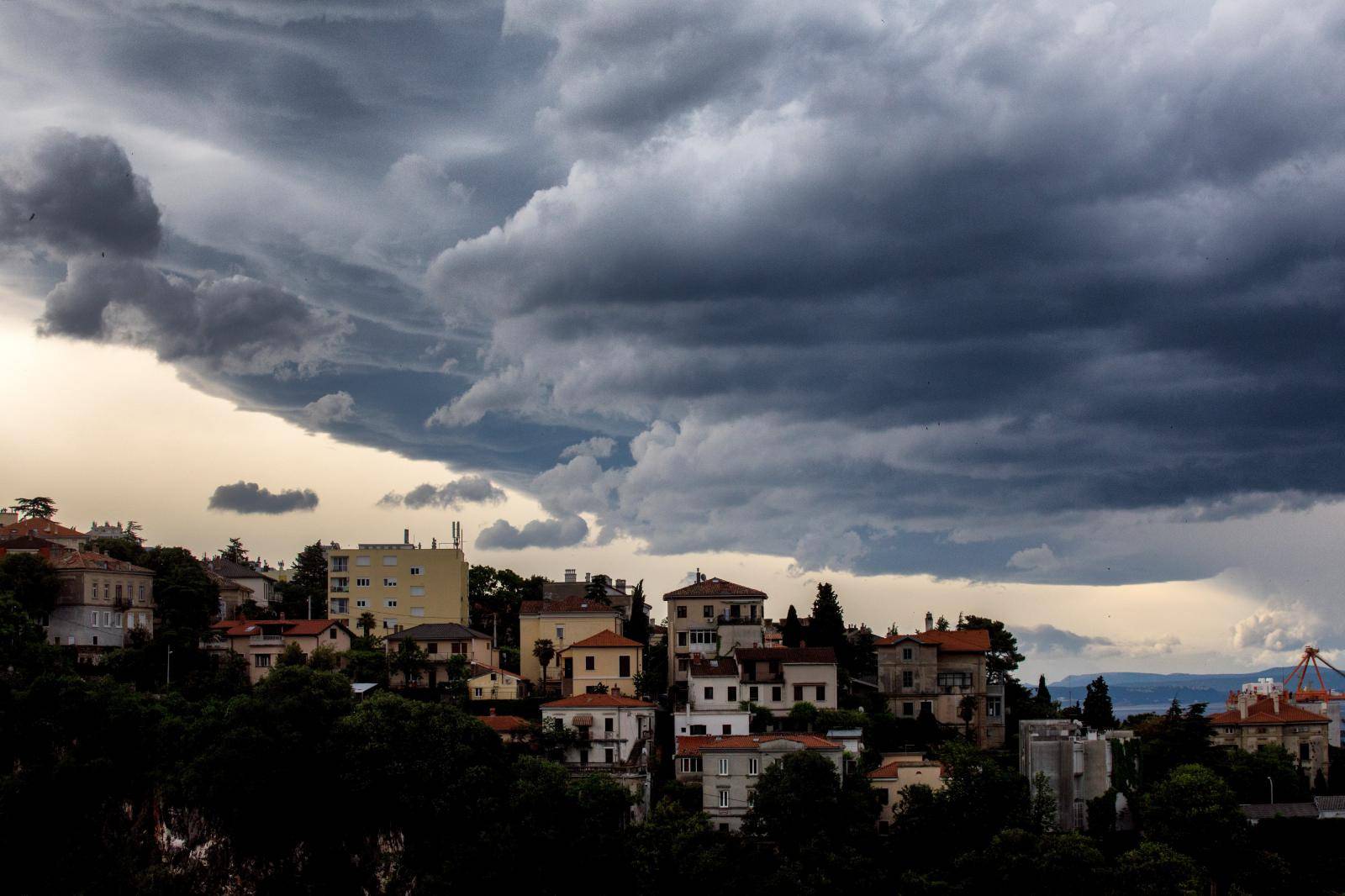 Olujno nevrijeme u Hrvatskoj: Kišu i tuču popratio jaki vjetar