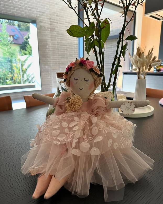 Zavirite u luksuzne kuće naših slavnih: Hauser uživa kraj Pule, Nina Badrić mir našla na Hvaru