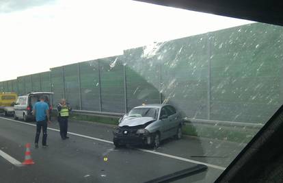 Naglo skrenuo na A4 i zabio se u auto u zaustavnom traku