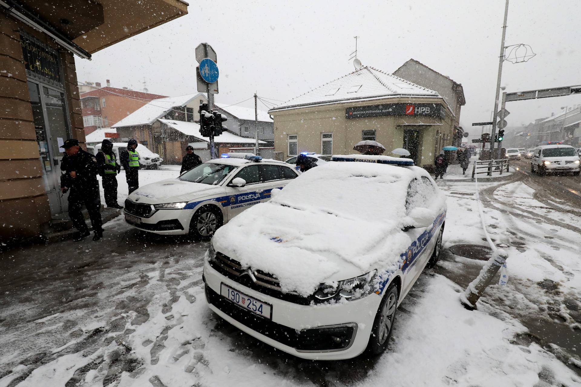 Kombijem s migrantima bježao po Zagrebu, zabio se u policijsku blokadu