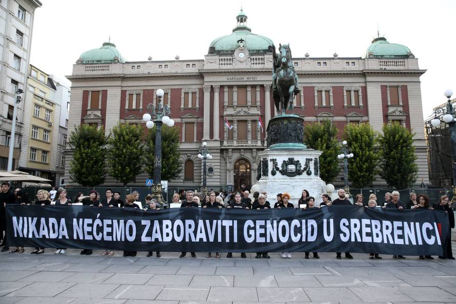 Beograd: Povodom 30. godišnjice genocida u Srebrenici, Žene u crnom organizirale su stajanje u crnini i šutnju na Trgu Republike