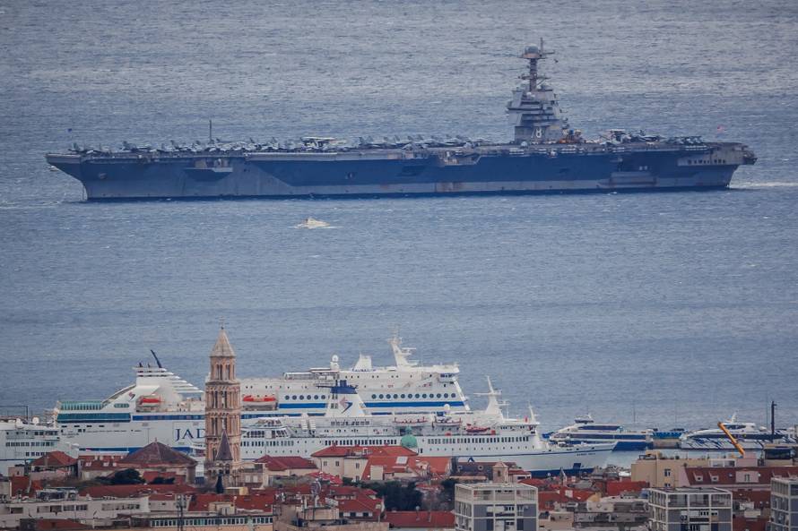 Kozjak: Pogled s Kozjaka na Split i najveći ratni brod na svijetu USS Gerald Ford