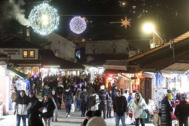 Veliki broj turista u centru Sarajeva