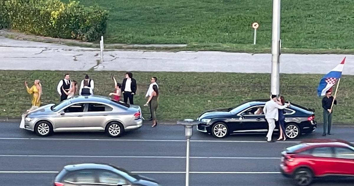 Svatovi blokirali cestu: Izašli iz automobila, plesali i pjevali