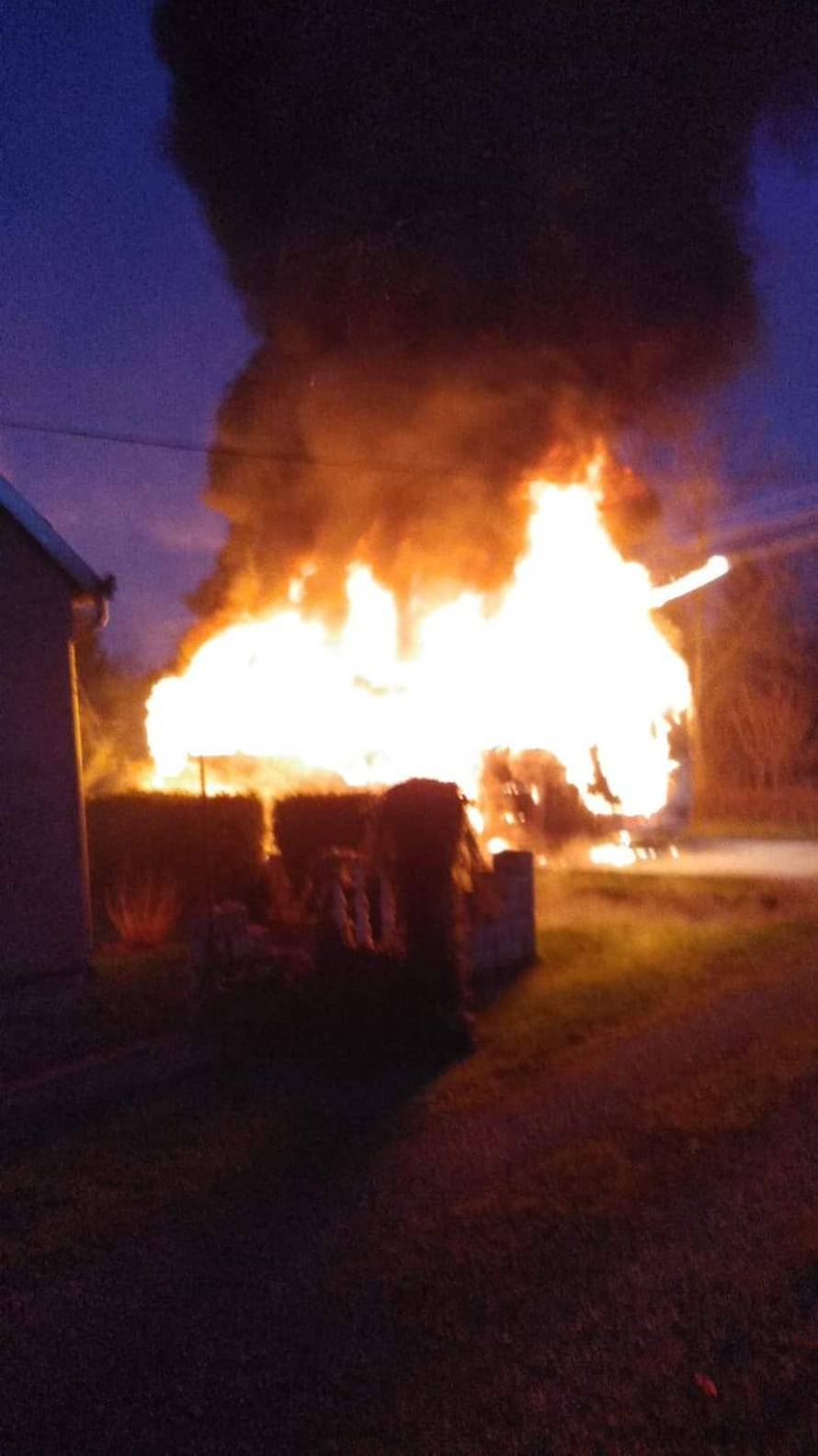 Video: 'Brzo, svi van!' Izgorio školski autobus kod Garešnice
