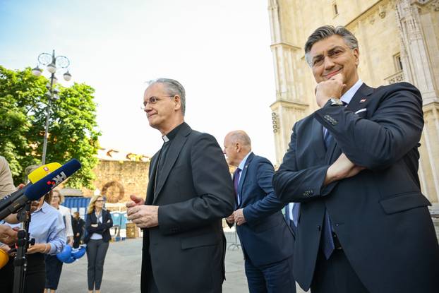 Zagreb: Premijer Plenković se sastao sa zagrebačkim nadbiskupom Draženom Kutlešom i obišao katedralu