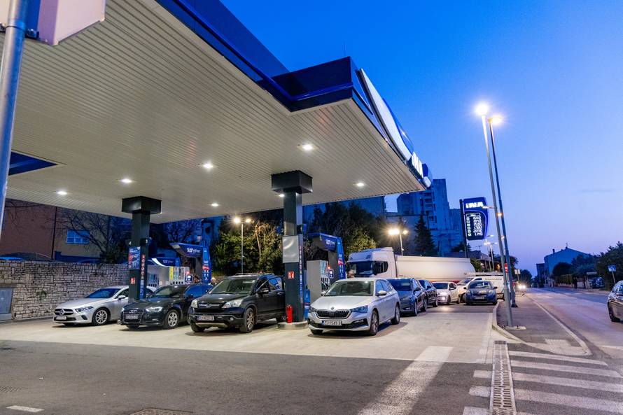 Pula: Automobili na benzinskim pumpama uoči sutrašnjeg poskupljenja benzina
