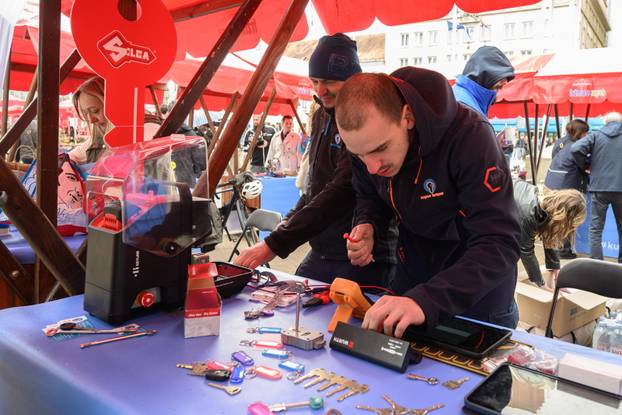 Zagreb: U okviru akcije "Majstori održivosti - sačuvaj, ne bacaj!" povodom Dana planeta Zemlje, obrtnici besplatno popravljali stvari