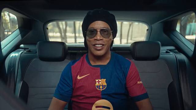 VIDEO Ronaldinho predstavio novi dres Barcelone, navijači oduševljeni: Šteta da ne zaigra