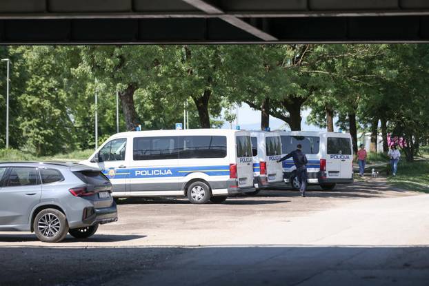 Zagreb: Policija na Trnjanskom nasipu uoči održavanja Trnjanskih krijesova