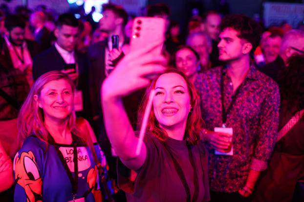 Zagreb: Zoran Milanović obratio se okupljenima nakon prvog kruga predsjedničkih izbora