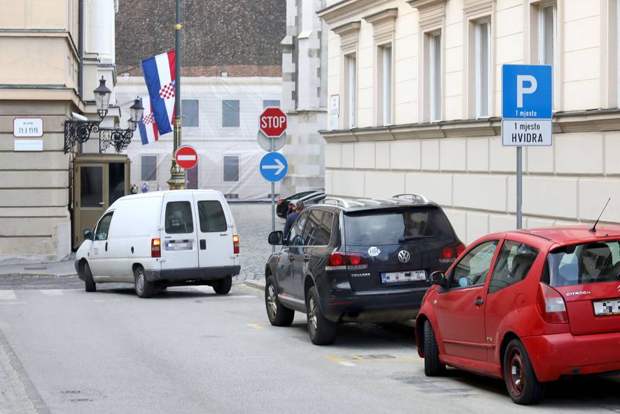 Dok ostali zastupnici plaćaju parking, Đakić parkira 'mukte'