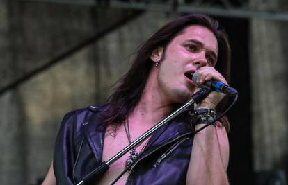 Nakon turneje s Whitesnakeom Dino Jelusić zapjevao je s još jednim popularnim bendom...