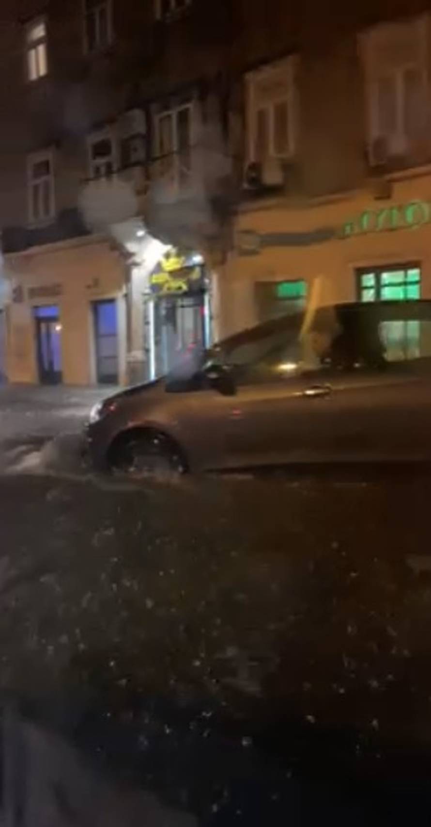 VIDEO Kiša potopila Rijeku: Već satima pada, bujice se slijevaju niz ulice, kaos je i na obilaznici