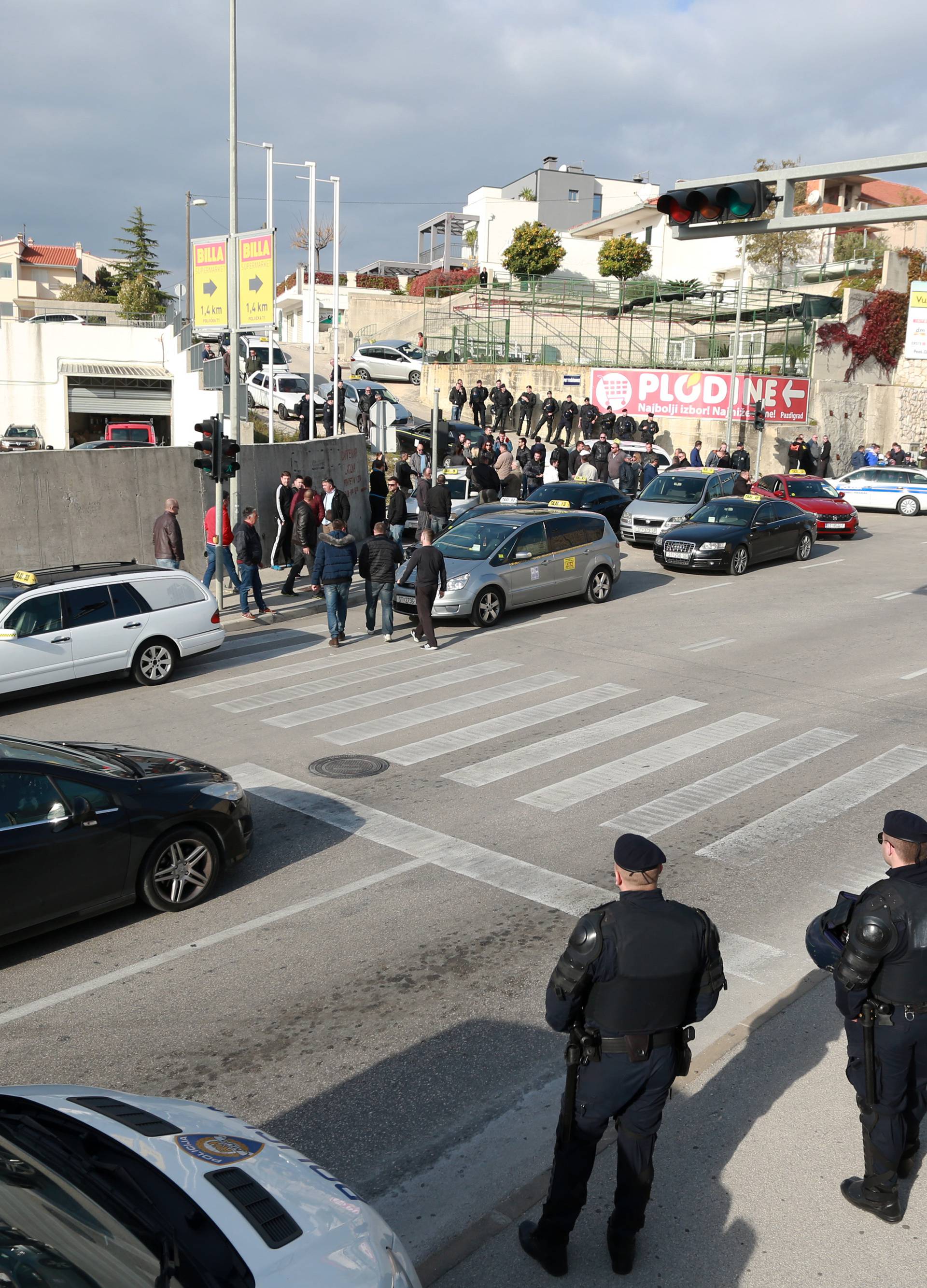 Kaos u Splitu: Nisu dali autima Cammea da izađu s parirališta