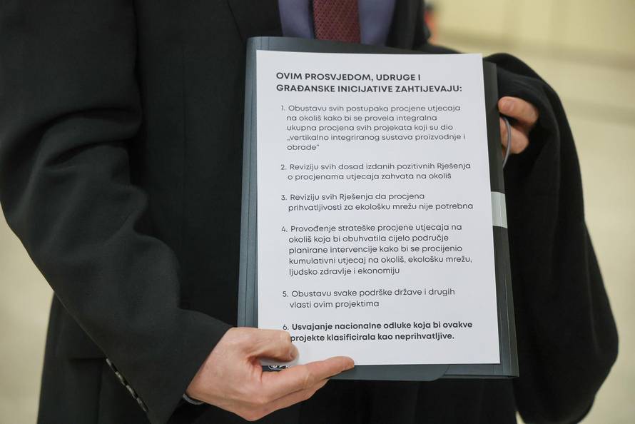 Zagreb: Prosvjednici protiv sisačke farme pilića kod ministra Davida Vlajčića