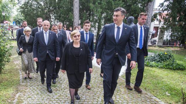 Predsjednik Vlade Andrej Plenković posjetio je Nacionalnu memorijalnu bolnicu Vukovar