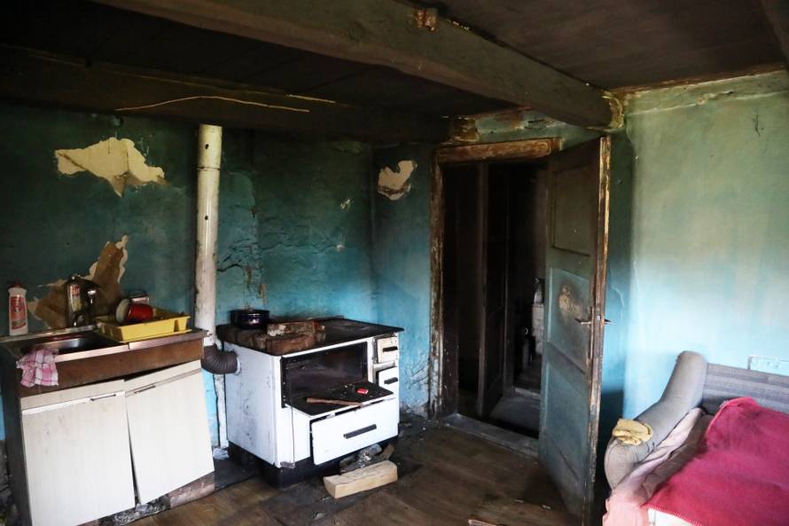 Stanko Samac, jedan od mnogih starijih na Baniji koji si ne mogu priuštiti drva za ogrijev 